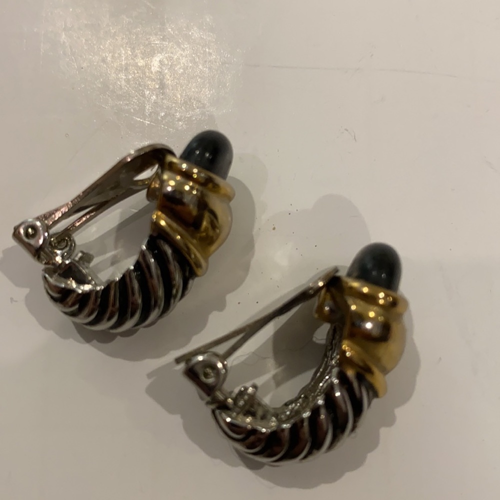 COSTUME CLUP ON EARRINGS DESIGHNER LOOK SILVER AND GOLD TONE BLACK STONE - Picture 8 of 8